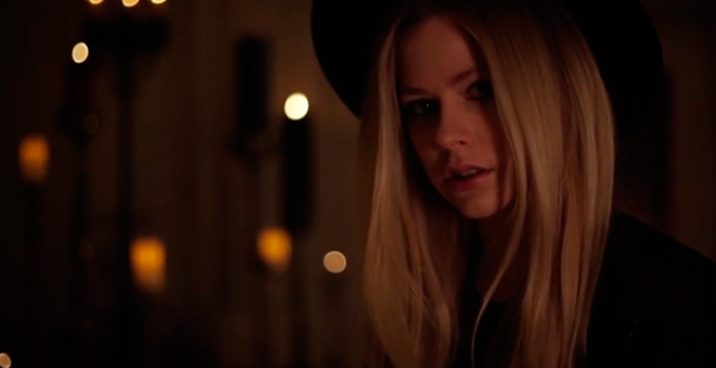 “Give You What You Like”: Avril Lavigne lança clipe no estilo “AHS: Coven”