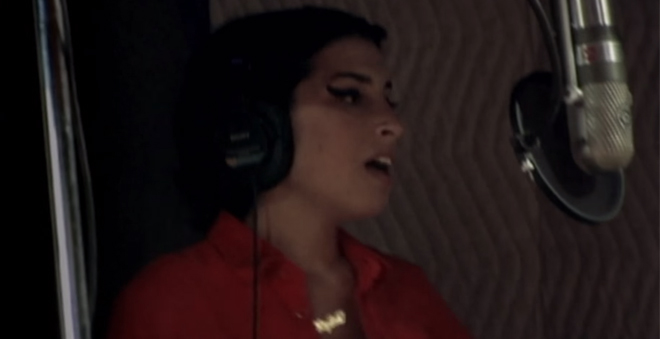 Amy Winehouse gravando “Back to Black” em novo trecho de documentário