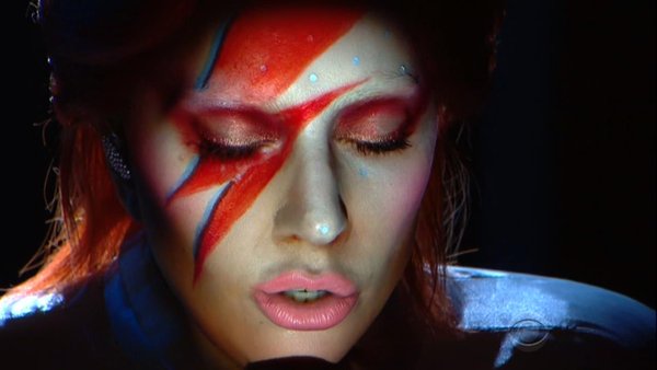 Lady Gaga faz INCRÍVEL homenagem a David Bowie no Grammy 2016; assista!
