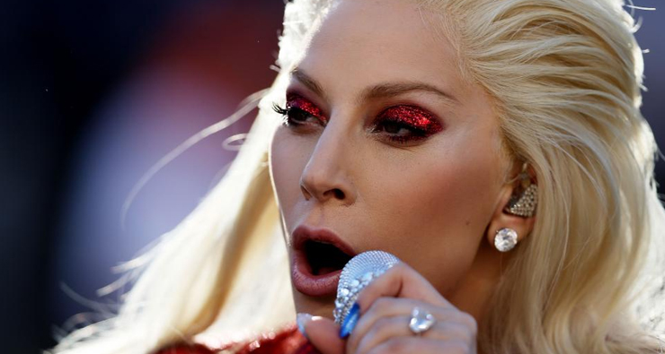 Veja Lady Gaga cantando o hino nacional dos EUA no Super Bowl 2016