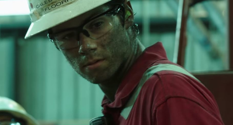 Mark Wahlberg encara explosão de plataforma petrolífera no trailer de “Deepwater Horizon”