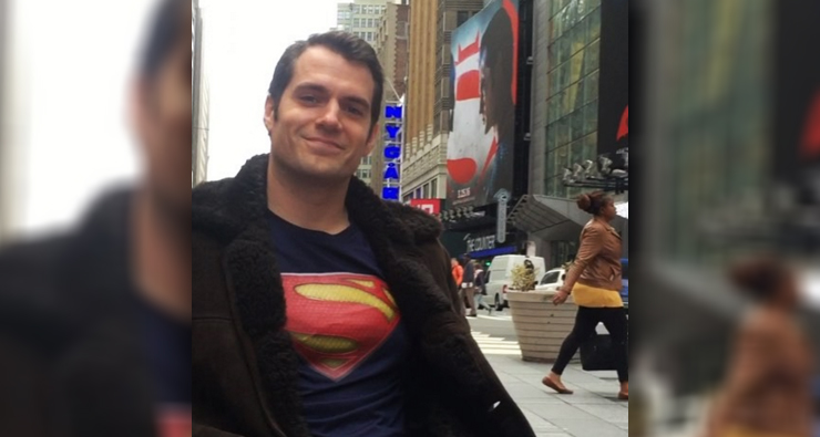 Henry Cavill passeou em Nova York com camiseta do Superman e NINGUÉM reparou!