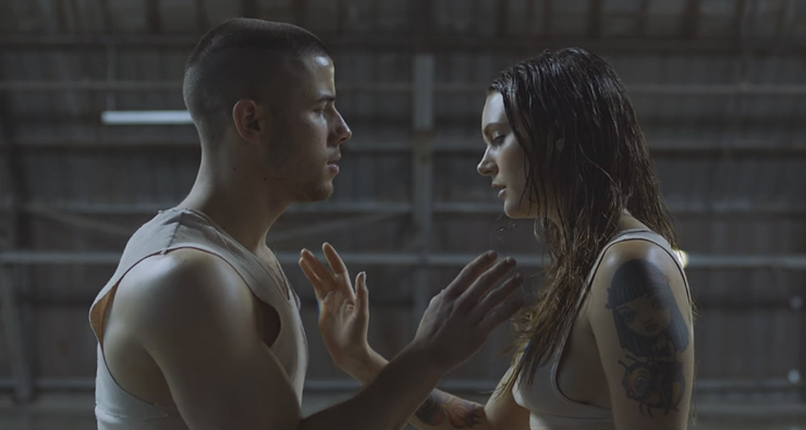 Nick Jonas e Tove Lo querem ficar juntos no clipe bem hot de “Close”