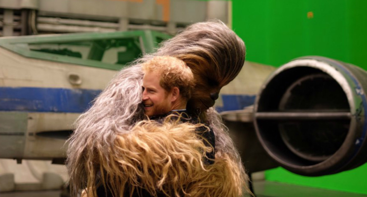 Príncipes William e Harry visitam o set de “Star Wars – Episódio VIII” e duelam com sabres de luz
