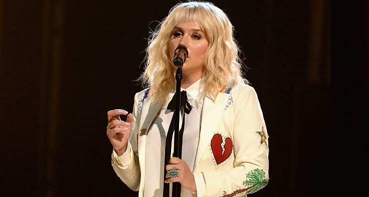 Kesha canta “It Ain’t Me Babe”, do Bob Dylan, e emociona todos no Billboard Music Awards 2016