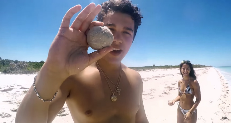 Austin Mahone passeia pelas praias da Flórida com sua namorada no clipe de “Joy Ride”