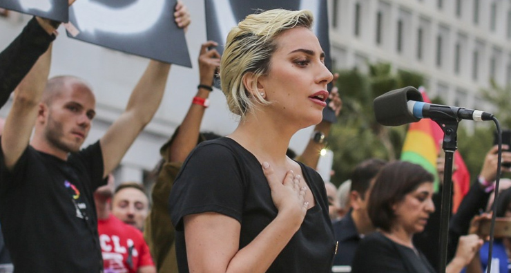 [VÍDEO] Lady Gaga faz emocionante homenagem às vítimas do horrível massacre de Orlando