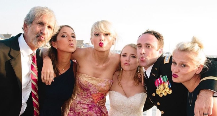 OMG! Taylor Swift comparece em casamento de fã e presenteia casal com pintura feita por ela