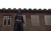 Homem vestido de Batman começa a caçar palhaços na Inglaterra porque o mundo virou mesmo a casa da Mãe Joana