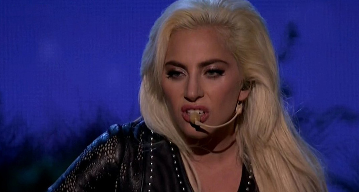 AMA 2016: Lady Gaga faz apresentação emocionante de “Million Reasons”
