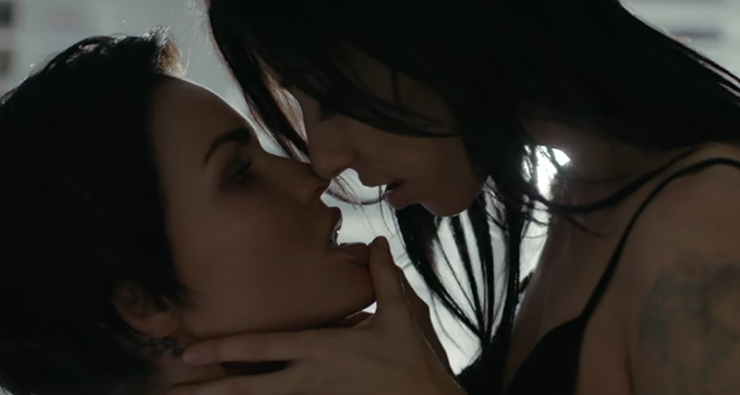 “On Your Side”: The Veronicas lançam clipe estrelado pelas namoradas Ruby Rose e Jessica Origliasso