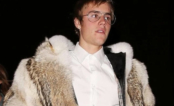 Justin Bieber fala para paparazzi que seu casaco é de pele verdadeira e causa polêmica