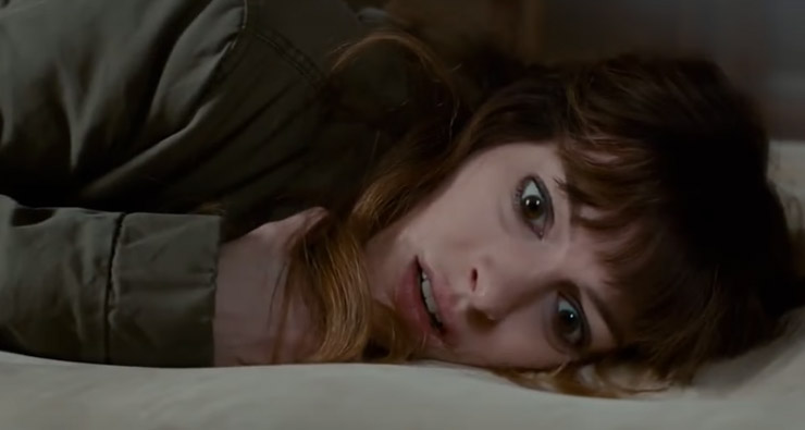 Anne Hathaway controlando um monstro enorme e bizarro no trailer de “Colossal”