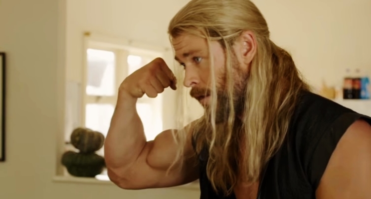 Thor sai pedalando à procura de um emprego em mais um capítulo do “Dia a Dia de Thor”