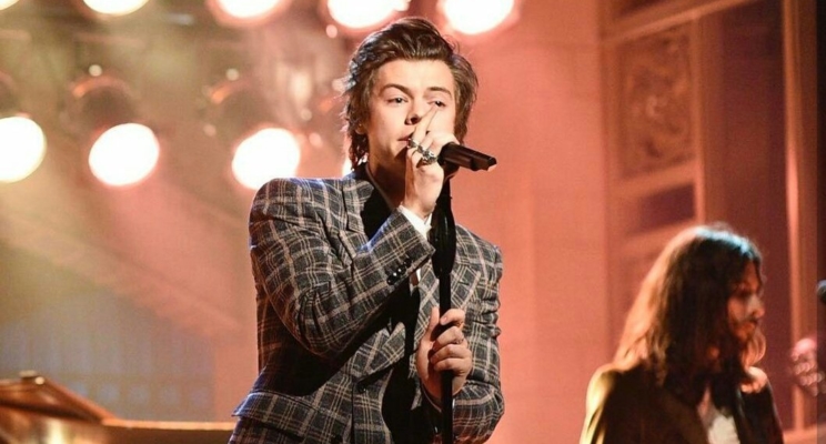 #ProudOfHarry: Tá todo mundo orgulhosinho da apresentação solo do Harry Styles no SNL!