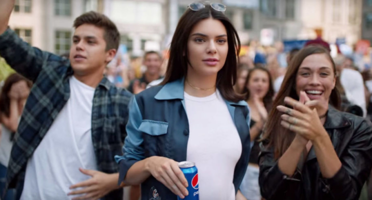 Pepsi pede desculpas ao público e tira do ar comercial com Kendall Jenner