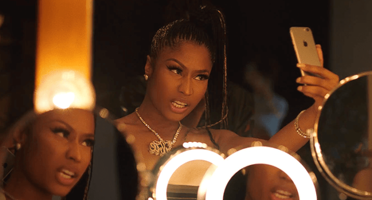 Nicki Minaj está viciadíssima em Stories no clipe da música “Run Up”, do Major Lazer